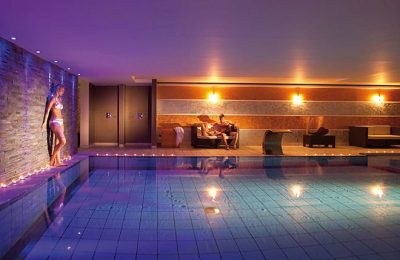 Indoor Pool Bunt beleuchtete Indoor Pool