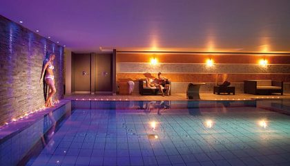 Indoor Pool Bunt beleuchtete Indoor Pool