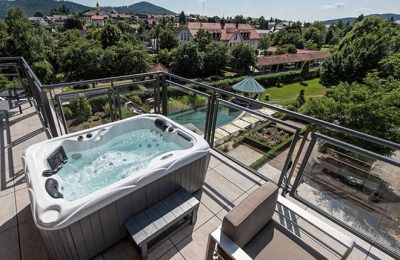 Luxus Loft Suite Gold Whirlpool auf Terrasse in der Luxus Loft Suite Gold
