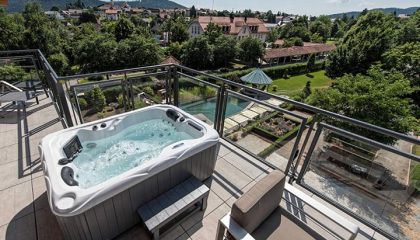 Luxus Loft Suite Gold Whirlpool auf Terrasse in der Luxus Loft Suite Gold