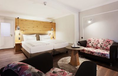 Doppelzimmer Bett und Wohnraum in den neuen Doppelzimmern