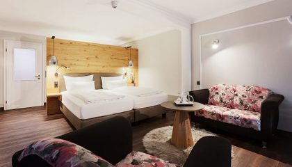 Doppelzimmer Bett und Wohnraum in den neuen Doppelzimmern