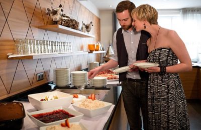Buffet Paar am Buffet