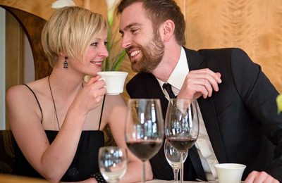 Restaurant Paar amüsiert sich im Restaurant