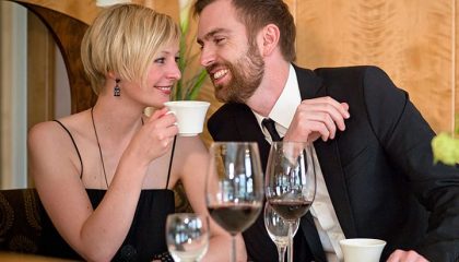 Restaurant Paar amüsiert sich im Restaurant