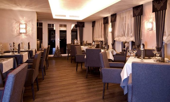 Restaurant Fein gedecktes Restaurant am Abend