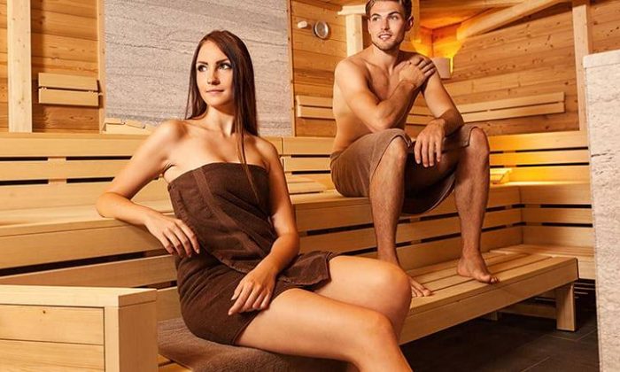 Sauna Paar erholt sich in Sauna