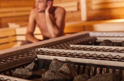 Sauna Mann schwitzt in Sauna