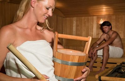 Sauna Paar bei Aufguss in der Sauna