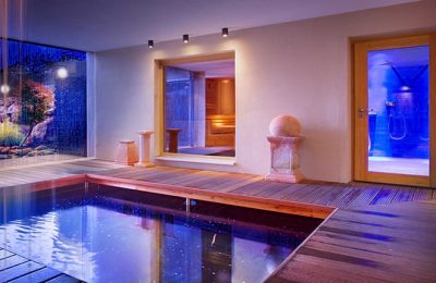 Wellnessbereich Blau beleuchteter Wellnessbereich mit Wasser