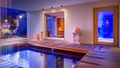 Wellnessbereich Blau beleuchteter Wellnessbereich mit Wasser