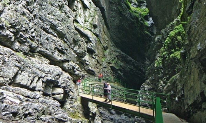 Die Breitachklamm Menschen durchqueren die Die Breitachklamm