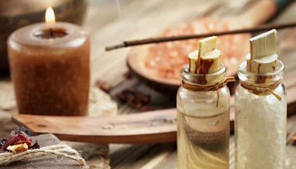 3 Wohlfühltage Braune Kerze, Duftstäbchen und kleine Glasflaschen mit Ölen