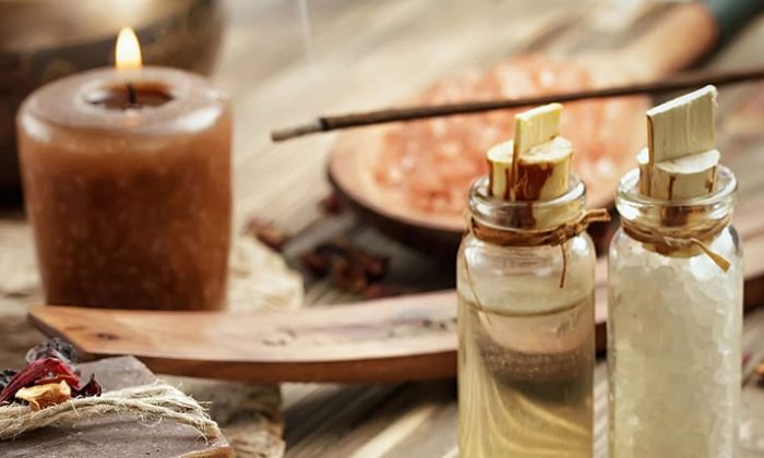 3 Wohlfühltage Braune Kerze, Duftstäbchen und kleine Glasflaschen mit Ölen