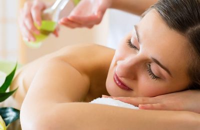 Anwendung Frau genießt Massage