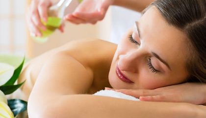 Anwendung Frau genießt Massage