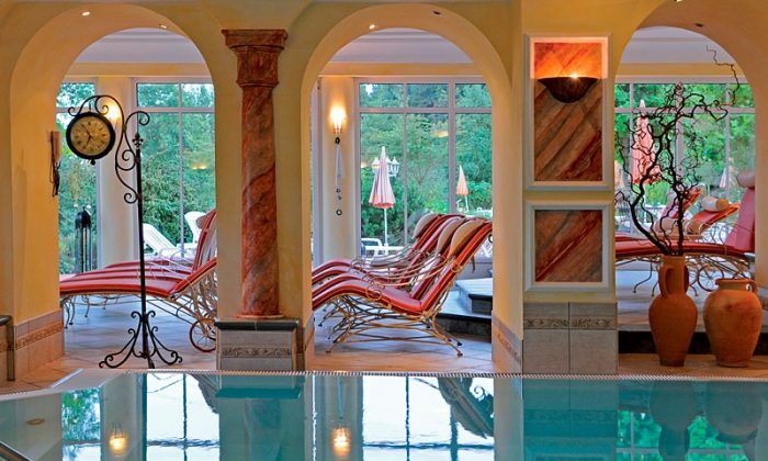 Ruhezone  Rote Liegen neben dem römischen Hallenbad