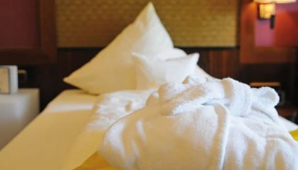 Einzelzimmer Kissen im Bett