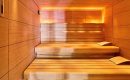 Finnische Sauna Gelb-orange beleuchtete Sauna