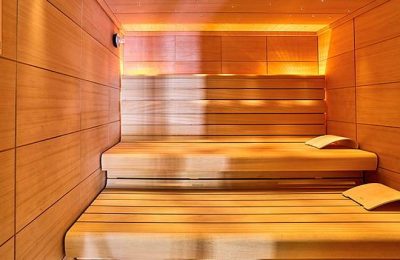 Finnische Sauna Gelb-orange beleuchtete Sauna