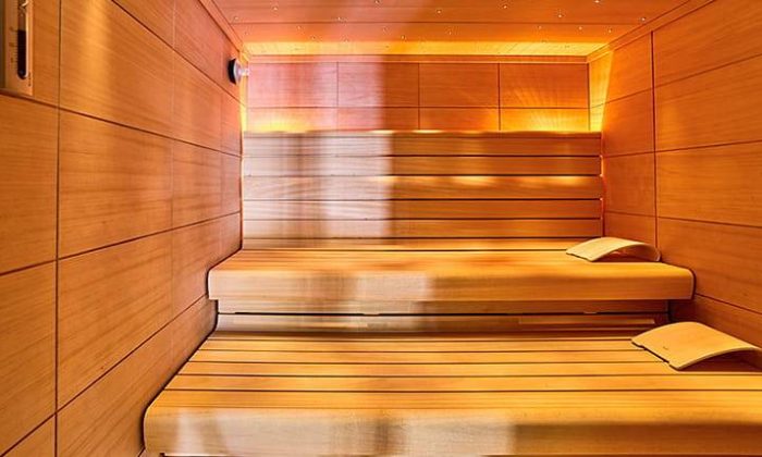 Finnische Sauna Gelb-orange beleuchtete Sauna