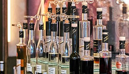 Getränke Nahaufnahme der Getränke von der Bar