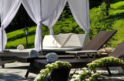 Himmelbetten Weiße Himmelbetten im Garten