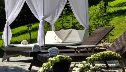 Himmelbetten Weiße Himmelbetten im Garten