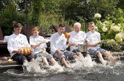 Küchenteam Küchenteam sitz gemeinsam am Pool mit Füßen im Wasser