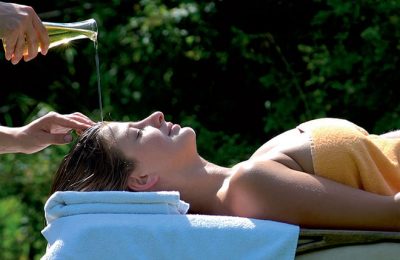 Massage Frau erhält Massage