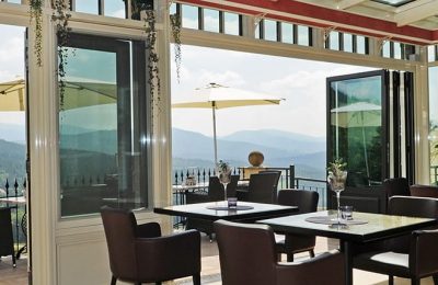 Ausblick Ausblick vom Restaurant auf die Terrasse bei geöffneter Gartentür