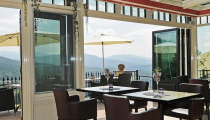 Ausblick Ausblick vom Restaurant auf die Terrasse bei geöffneter Gartentür