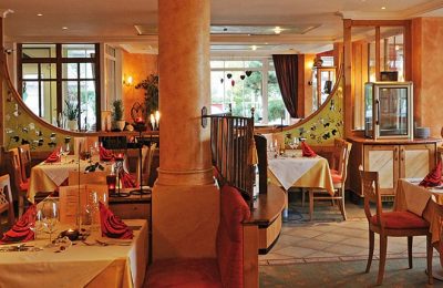 Restaurant 2 Restaurt in hellen Orangetönen