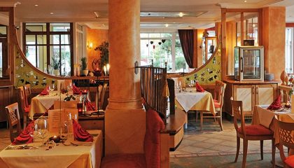 Restaurant 2 Restaurt in hellen Orangetönen