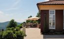 Restaurant mit Ausblick Restaurant und Terrasse an sonnigem Tag