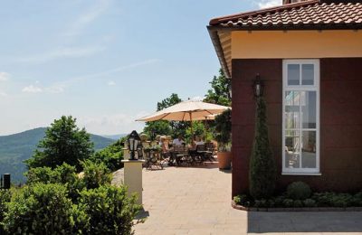 Restaurant mit Ausblick Restaurant und Terrasse an sonnigem Tag