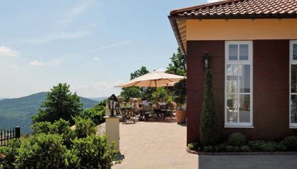 Restaurant mit Ausblick Restaurant und Terrasse an sonnigem Tag