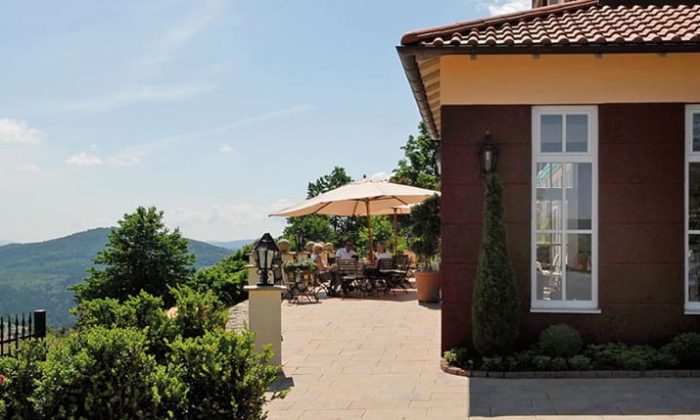 Restaurant mit Ausblick Restaurant und Terrasse an sonnigem Tag
