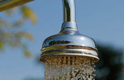 Wasser Laufende Duschbrause im Garten
