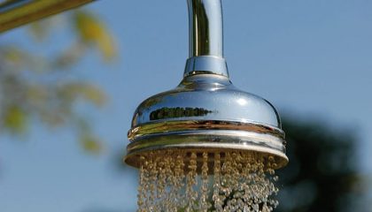 Wasser Laufende Duschbrause im Garten