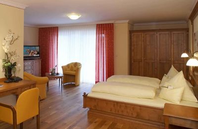 Juniorsuite 2 Bett und Wohnraum in der Juniorsuite