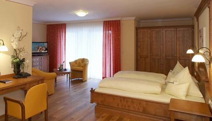 Juniorsuite 2 Bett und Wohnraum in der Juniorsuite