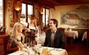 Restaurant Paar wird im Restaurant bedient