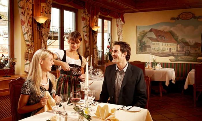 Restaurant Paar wird im Restaurant bedient