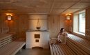 Sauna Frau entspannt in Sauna