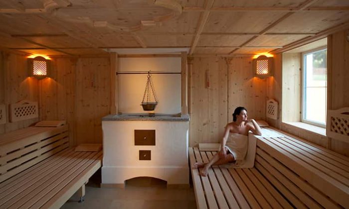 Sauna Frau entspannt in Sauna