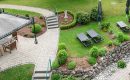 Wellness Garten Luftaufnahme vom Garten mit zahlreichen Liegen