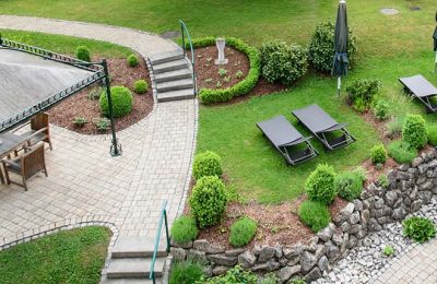 Wellness Garten Luftaufnahme vom Garten mit zahlreichen Liegen