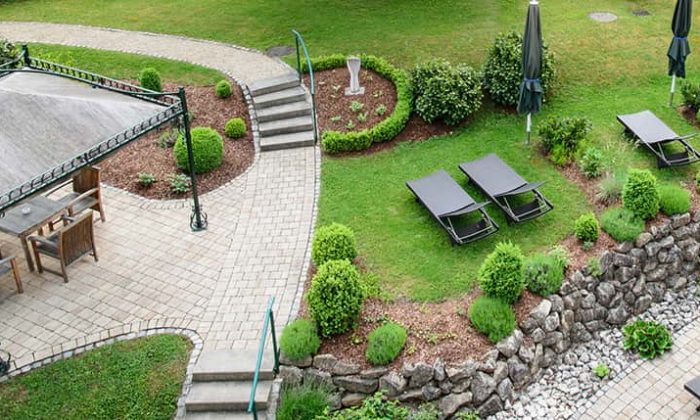 Wellness Garten Luftaufnahme vom Garten mit zahlreichen Liegen