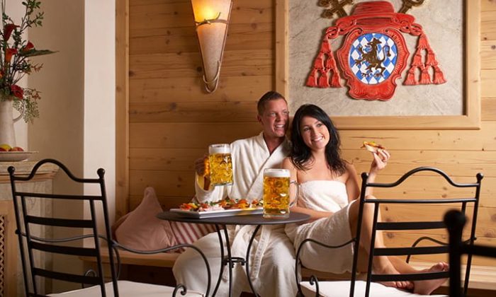 Vier Jahreszeiten Paar genießt bayerische Mahlzeit mit Weizen